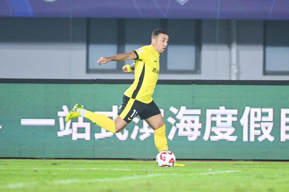 [图]戴维森连进两球 青岛西海岸主场作战  平成都蓉城