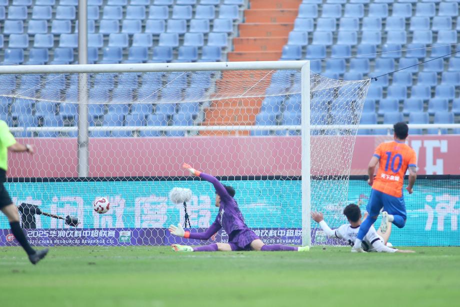 [图]卡扎伊什维利连进两球 山东泰山战胜上海海港